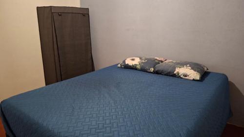 ein Bett mit einer blauen Matratze und einem Kissen darauf in der Unterkunft Casa Mary in Panajachel