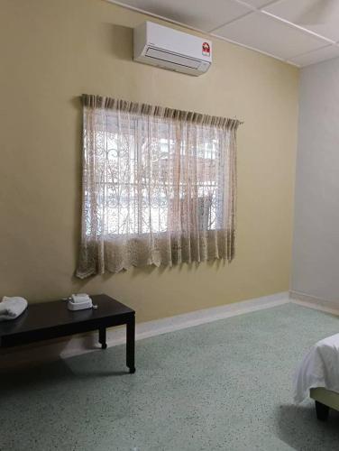 a room with a window and a table in front of it at Aplus Homestay Kluang A嘉民宿 in Kluang