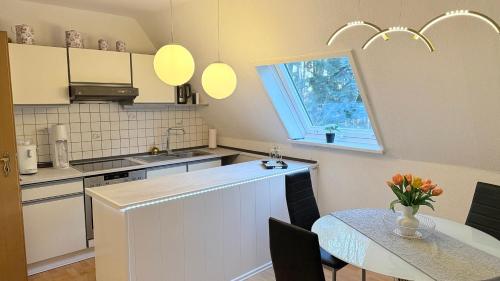 une cuisine avec une table et un comptoir dans l'établissement Fichtenblick, à Selb