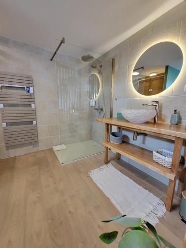 ein Badezimmer mit Waschbecken und Spiegel in der Unterkunft Le gite du seigle in Montferrat