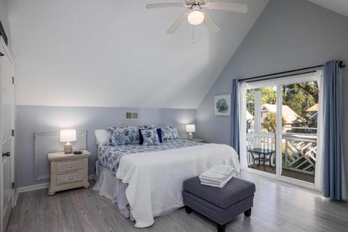 een slaapkamer met een bed en een plafondventilator bij 33 Davis Love in Fripp Island