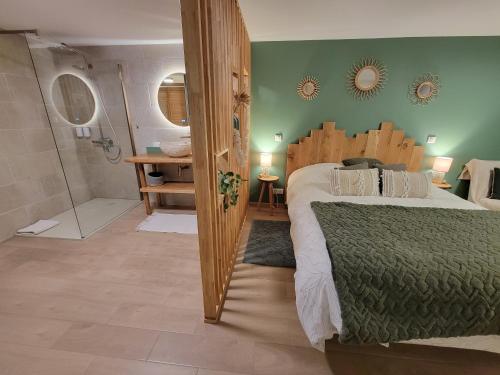 ein Schlafzimmer mit einem großen Bett und einer Dusche in der Unterkunft Le gite du seigle in Montferrat