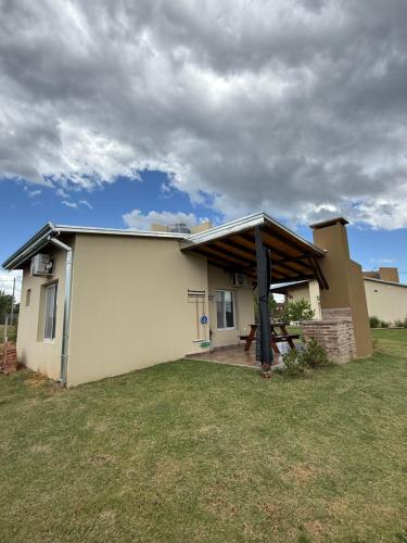 een huis met een overdekte veranda op een erf bij Complejo Aires del Cielo in San José