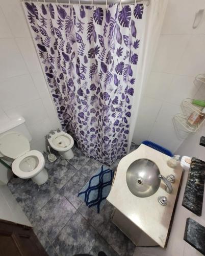 a bathroom with two toilets and a shower curtain at Casa Paraiso Serrano in Valle Hermoso
