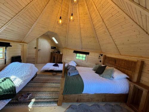 twee bedden in een kamer in een blokhut bij Press Brook Park in Clay Cross
