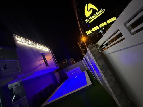 un edificio con luci blu di notte di La Aurelia Resort a Lowlands