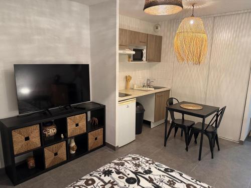 un soggiorno con un tavolo e una cucina di Atlanta a Tolosa