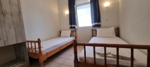 twee stapelbedden in een kamer met een raam bij Seaside studio with swimming pool & parking #2 in Kassandria