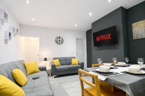 a living room with a couch and a table at Emerald Living - Hanley, Stoke-on-Trent, sleeps 5, with free parking! in Stoke on Trent