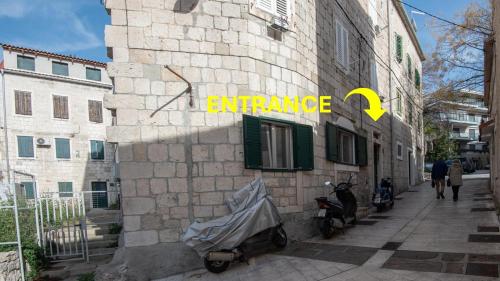 ROKOS SUPERIOR DOWNTOWN ROOMS - comfortable rooms with private bathrooms - perfect location for exploring Diocletian's Palace and the gastronomy of Split within walking distance