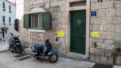 ROKOS SUPERIOR DOWNTOWN ROOMS - comfortable rooms with private bathrooms - perfect location for exploring Diocletian's Palace and the gastronomy of Split within walking distance