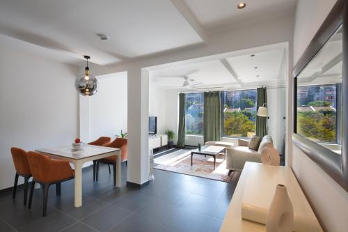 jadalnia i salon ze stołem i krzesłami w obiekcie Torch Apartments w Budvie