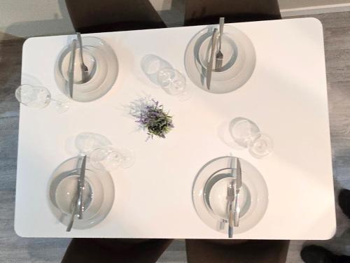 een tafel met wijnglazen en bloemen erop bij One Old Creamery in Sandhead