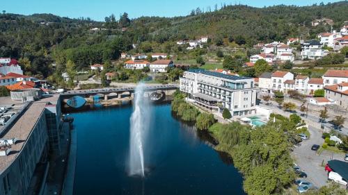 een luchtzicht op een rivier met een waterval bij Hotel Vouga in Termas de Sao Pedro do Sul