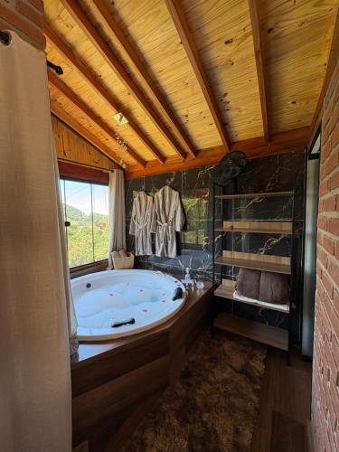 Et badeværelse på Pousada da Cachoeira - Chalé Refúgio nas Montanhas