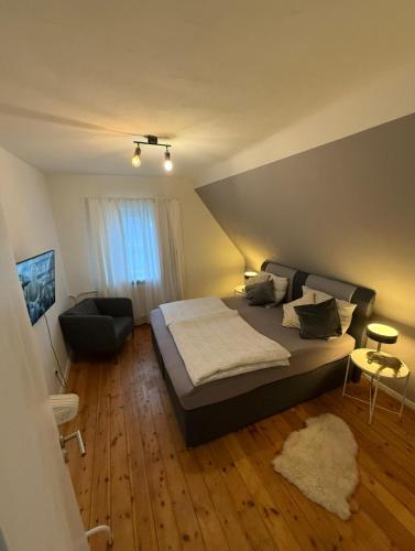 een slaapkamer met een bed, een bank en een raam bij Geräumige Wohnfühloase mit 3 Schlafzimmern in Garbsen