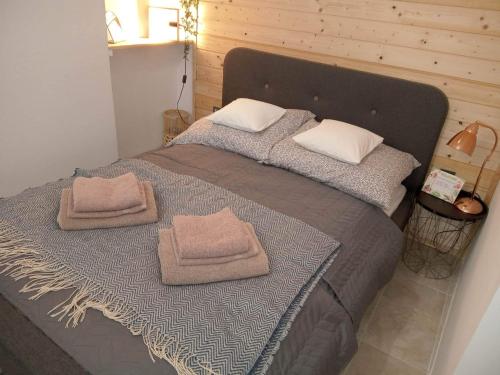 Giường trong phòng chung tại Ide-Odú Apartman