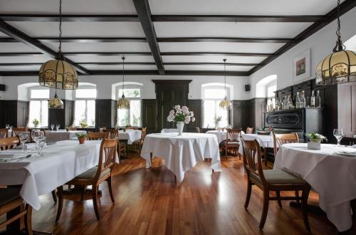 ein Esszimmer mit weißen Tischen und Stühlen in der Unterkunft Hotel Scheidels Kranz in Kenzingen