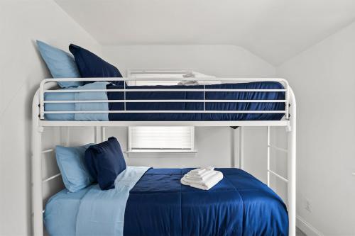 Postel nebo postele na pokoji v ubytování 1 min to DC 8 beds sleeps 16 with yard and parking