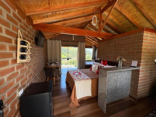 Køkken eller tekøkken på Pousada da Cachoeira - Chalé Refúgio nas Montanhas