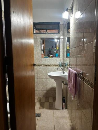 een badkamer met een wastafel en een spiegel bij Jacaranda 3 in Agua de Oro