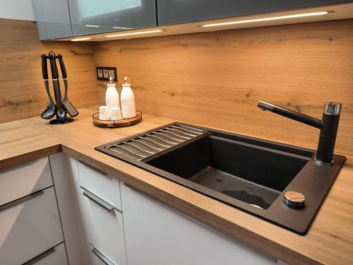 eine Küche mit Spüle und Arbeitsplatte in der Unterkunft Harz High End Fewo Stefanie 4 Sterne DTV in Goslar