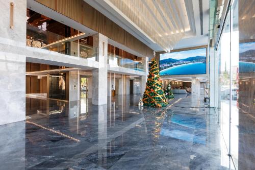 een kerstboom in het midden van een gebouw bij Maritztel Bangkok Hotel in Ban Bang Toei (1)