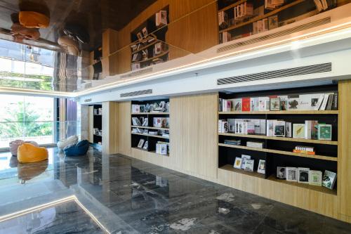 een kamer met een boekenplank met boeken bij Maritztel Bangkok Hotel in Ban Bang Toei (1)