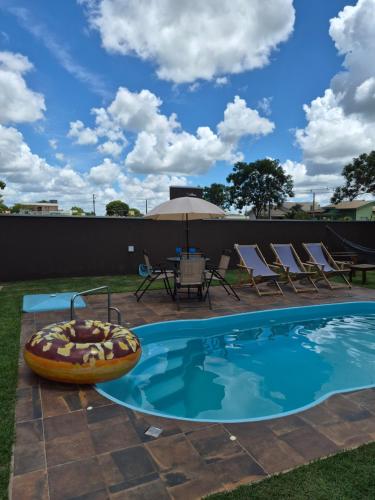 una piscina con di Refugio 4 suites com ar condicionado e piscina a Águas de Santa Barbara