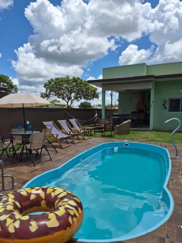 una piscina con una ciambella e un galleggiante gonfiabile di Refugio 4 suites com ar condicionado e piscina a Águas de Santa Barbara