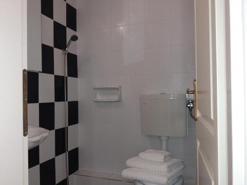een badkamer met toilet en wastafel bij Seaside studio with swimming pool & parking #2 in Kassandria