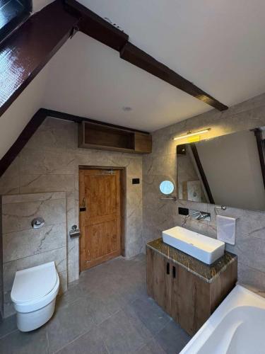een badkamer met toilet en wastafel bij Mysa, A-frame cottage in Shirir