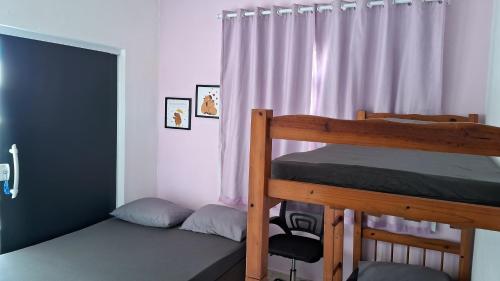 une chambre avec deux lits superposés et une fenêtre dans l'établissement Kitnet Cabo Frio 10, à Cabo Frio