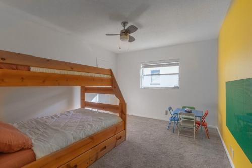 een slaapkamer met een stapelbed en een tafel bij Legoland Escape in Winter Haven