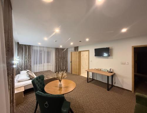 una stanza d'albergo con un letto e un tavolo di Simona House a Šiauliai