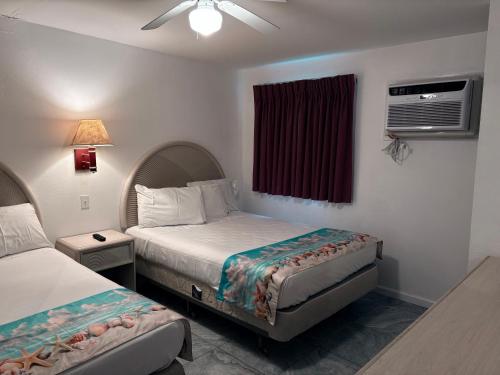 een hotelkamer met twee bedden en een raam bij Apollo Motel in Wildwood Crest