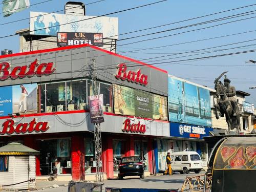 een gebouw met veel borden erop bij UK Hotel in Abbottābād