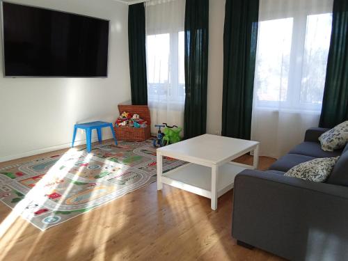 un salon avec un canapé et une table dans l'établissement Willa Cieszynianka, à Wisła