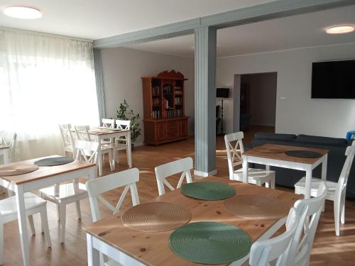 - un salon avec des tables, des chaises et un canapé dans l'établissement Willa Cieszynianka, à Wisła