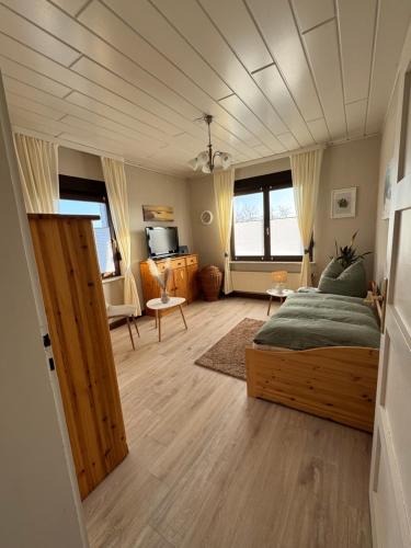 En eller flere senge i et værelse på Ferienhaus Heideblick