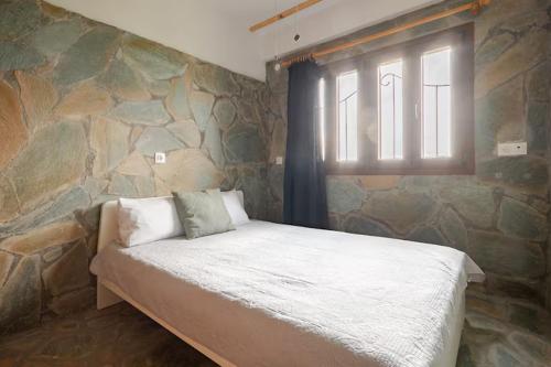 En eller flere senge i et værelse på Aegean View Smart Living Suite