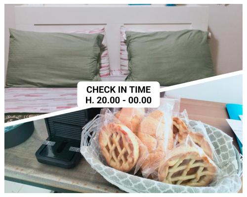 een mand met wafels op een tafel naast een bed bij La Perla B & B in Ciampino