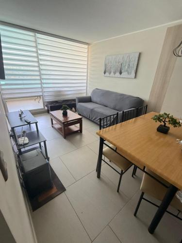 een woonkamer met een bank en een tafel bij Laguna mar in Las Cruces