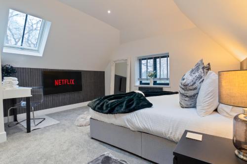 En eller flere senge i et værelse på High Trees Lodge - Luxury Retreat with 2 King En-Suites