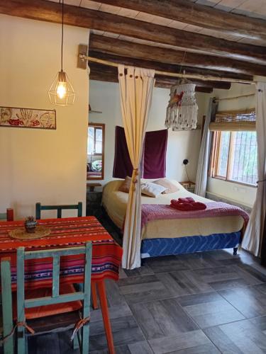 una camera da letto con un letto grande e un tavolo di La Arenosa 1 a Cafayate