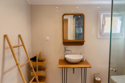 シダリにあるMisemeliの洗面台と鏡のあるバスルーム