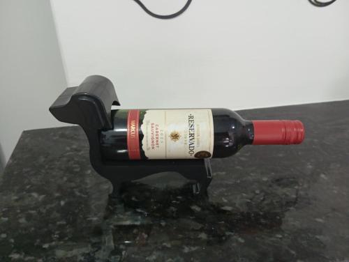 een fles wijn op een tafel bij UniversiFlat in Ponta Grossa