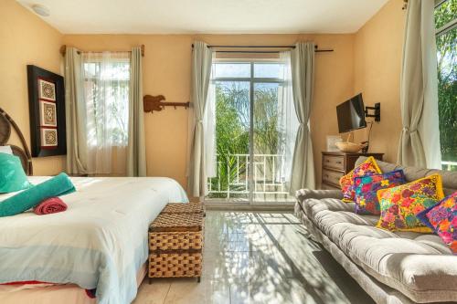 En eller flere senge i et værelse på Villa a 10 mins de Tx 5 habs 6 baños jacuzzi brincolín