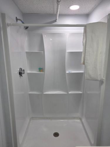 een witte douche met witte planken in een badkamer bij Seagrass Inn in Old Orchard Beach