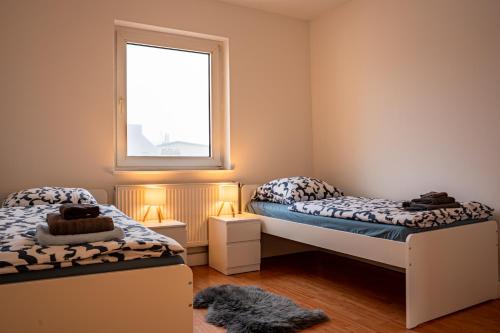 Postel nebo postele na pokoji v ubytování Luxus Apartment im Goetheviertel mit Badewanne, Regendusche WLAN uvm